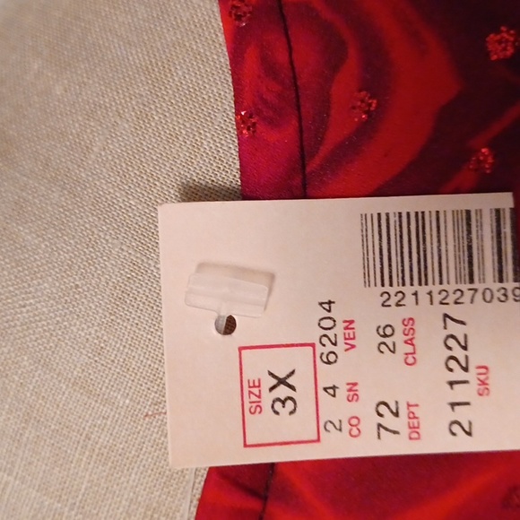 NWT-Stunning  black with red roses blouse. - Picture 4 of 8